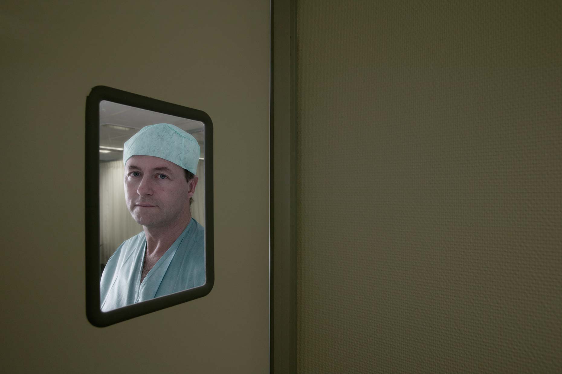 portrait of surgeon in operating room, chirurg in ok, elsevier magazine