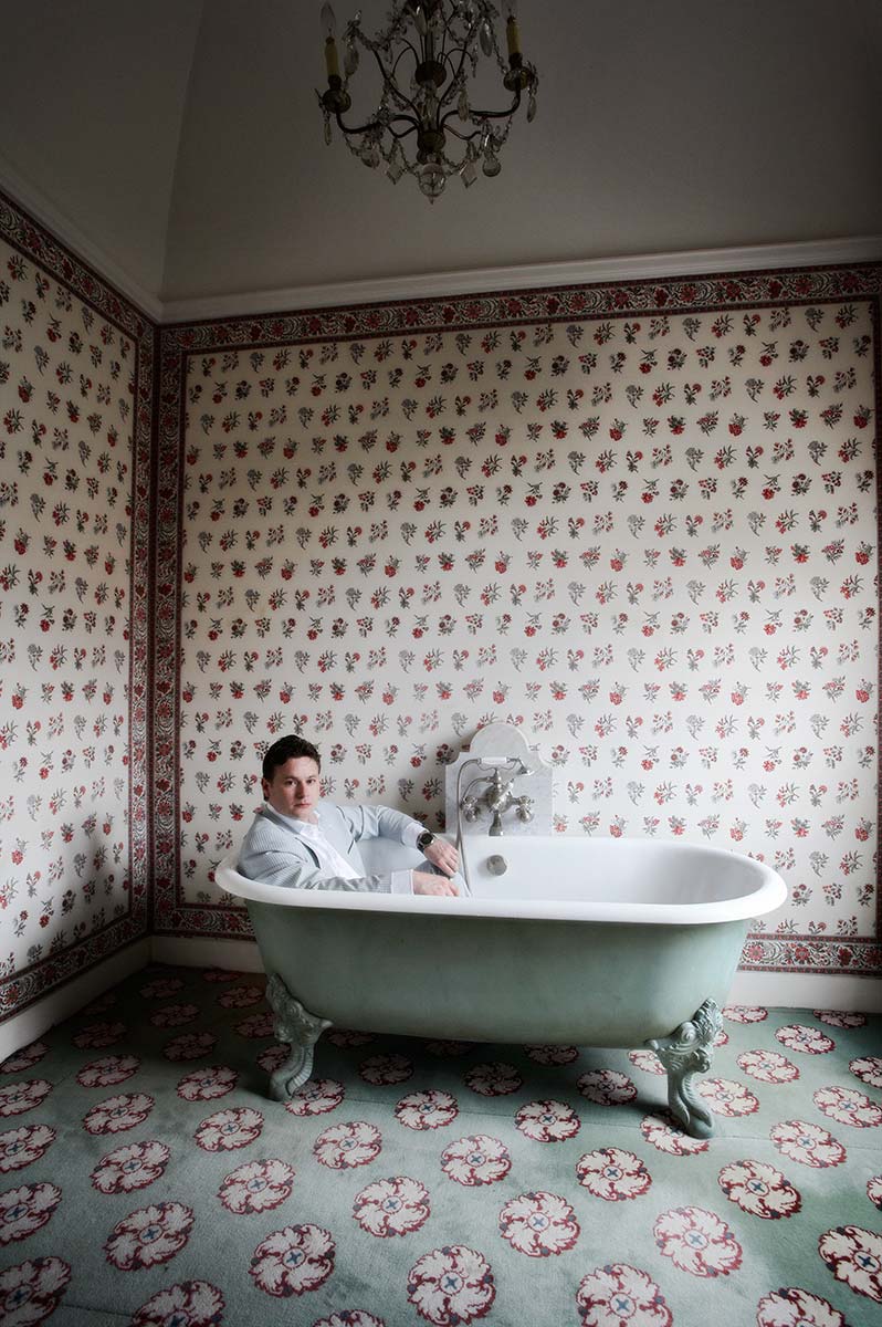 Alwin Houwing in bath in hotelroom, reims
